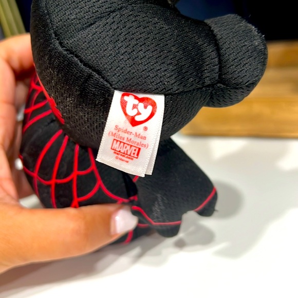 TY Spider-Man
(Miles Morales)
MARVEL
marvel.com
© Marvel Black red sparkle eyes - Picture 5 of 5